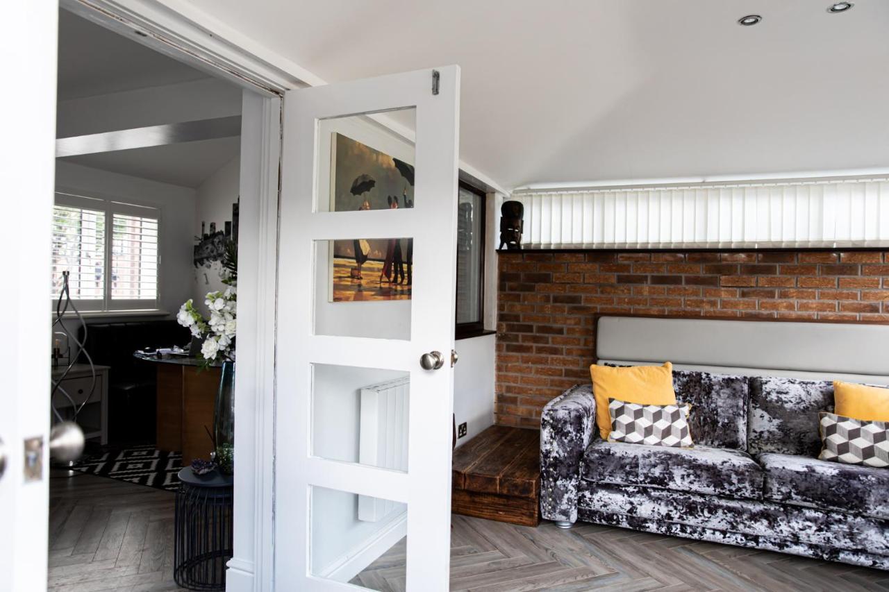 Ferienhaus Inviting 3-bed House In Manchester