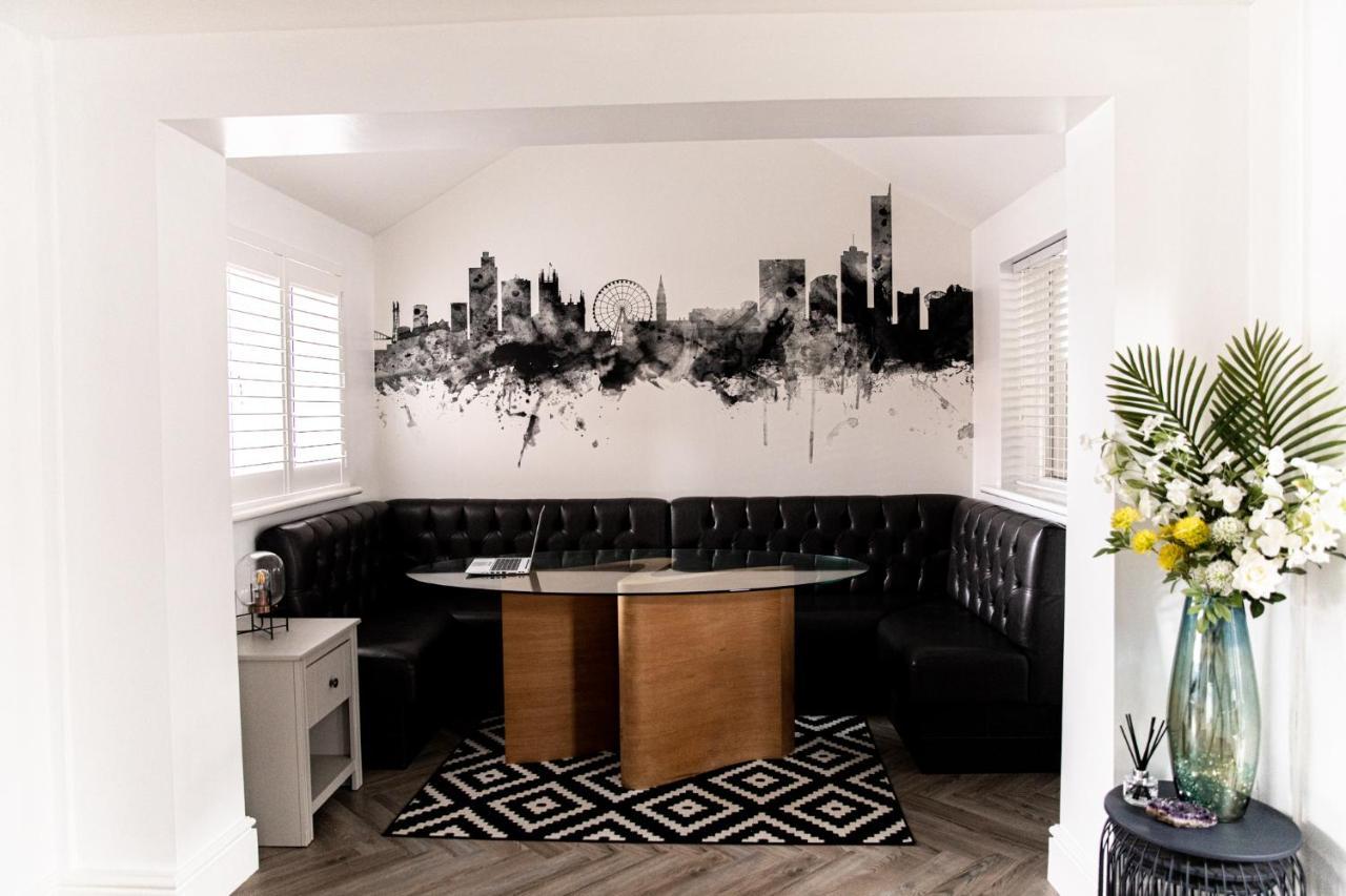 Ferienhaus Inviting 3-bed House In Manchester